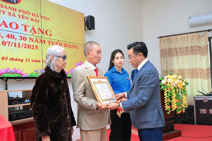 ĐẢNG ỦY XÃ YÊN BÀI TỔ CHỨC LỄ TRAO TẶNG HUY HIỆU ĐẢNG ĐỢT 07/11/2025- Ảnh 2.