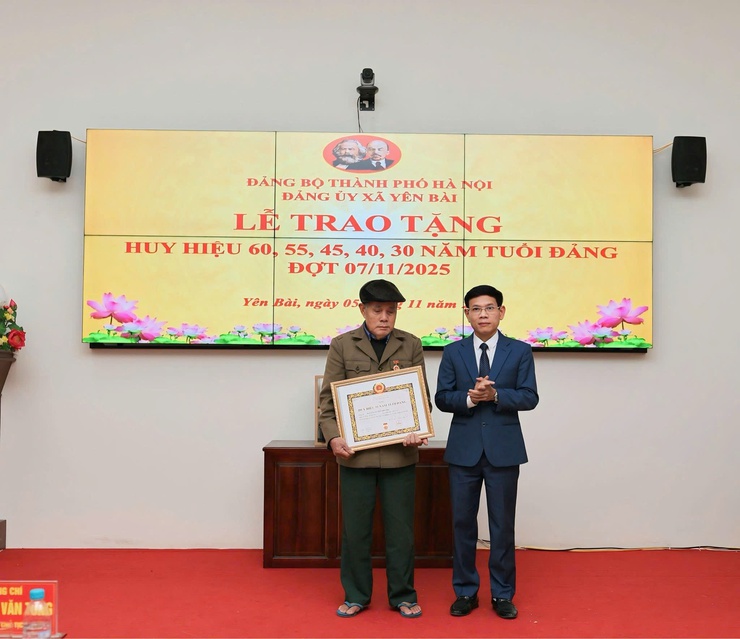 ĐẢNG ỦY XÃ YÊN BÀI TỔ CHỨC LỄ TRAO TẶNG HUY HIỆU ĐẢNG ĐỢT 07/11/2025- Ảnh 6.