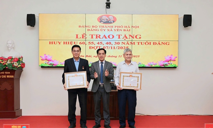 ĐẢNG ỦY XÃ YÊN BÀI TỔ CHỨC LỄ TRAO TẶNG HUY HIỆU ĐẢNG ĐỢT 07/11/2025- Ảnh 5.