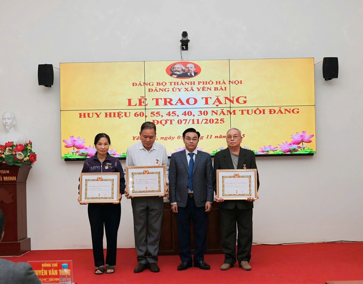 ĐẢNG ỦY XÃ YÊN BÀI TỔ CHỨC LỄ TRAO TẶNG HUY HIỆU ĐẢNG ĐỢT 07/11/2025- Ảnh 3.
