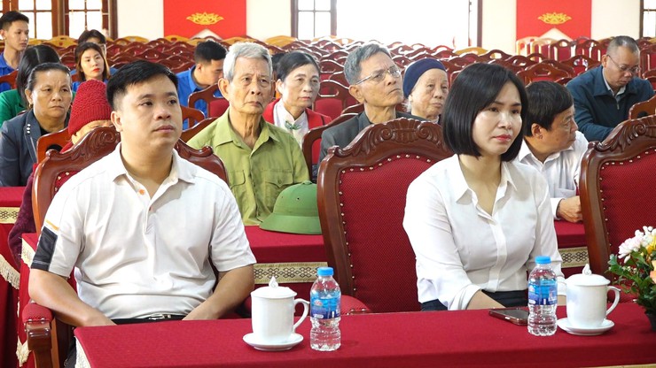 Ban Thường vụ Đảng ủy xã Vật Lại long trọng tổ chức lễ trao tặng Huy hiệu Đảng đợt 7/11- Ảnh 10.