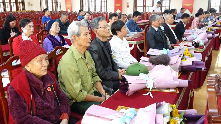 Ban Thường vụ Đảng ủy xã Vật Lại long trọng tổ chức lễ trao tặng Huy hiệu Đảng đợt 7/11- Ảnh 8.