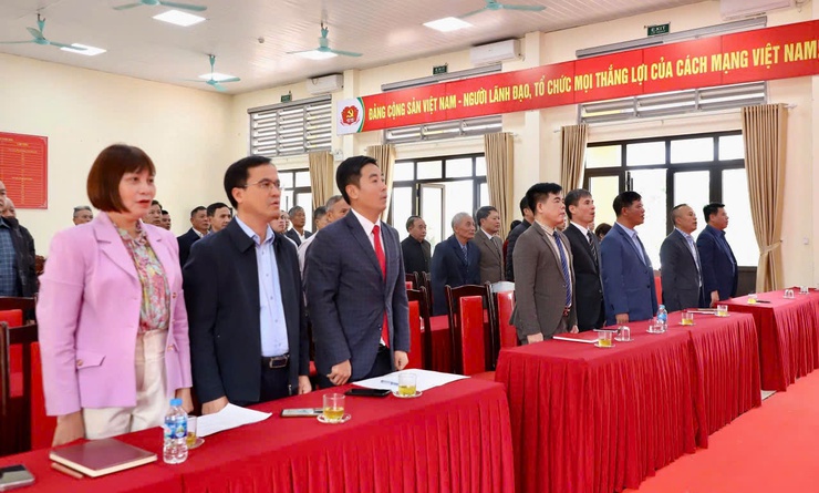 ĐẢNG UỶ XÃ HỒNG VÂN TRAO TẶNG HUY HIỆU ĐẢNG ĐỢT 7/11- Ảnh 1.