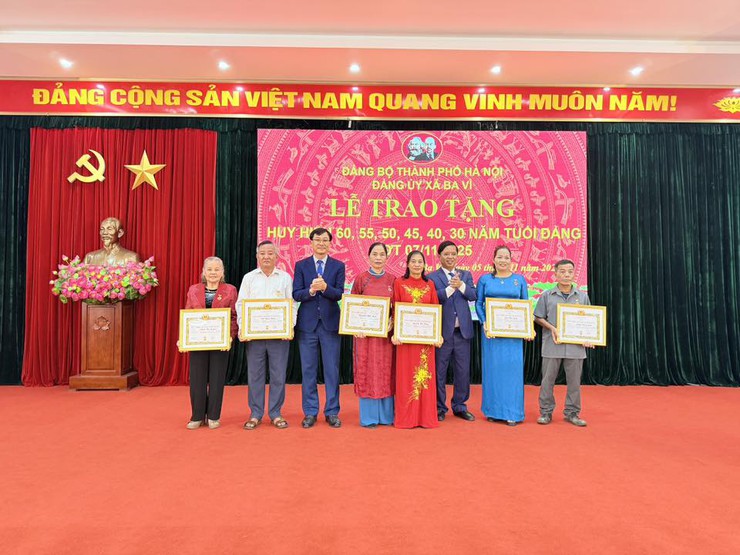 ĐẢNG BỘ XÃ BA VÌ LONG TRỌNG TỔ CHỨC LỄ TRAO HUY HIỆU ĐẢNG ĐỢT 07/11/2025- Ảnh 1.