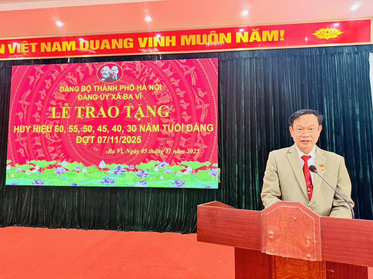 ĐẢNG BỘ XÃ BA VÌ LONG TRỌNG TỔ CHỨC LỄ TRAO HUY HIỆU ĐẢNG ĐỢT 07/11/2025- Ảnh 3.