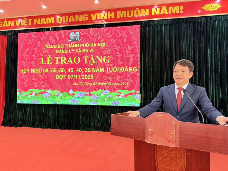 ĐẢNG BỘ XÃ BA VÌ LONG TRỌNG TỔ CHỨC LỄ TRAO HUY HIỆU ĐẢNG ĐỢT 07/11/2025- Ảnh 2.