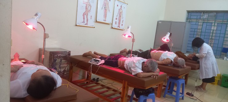 TRẠM Y TẾ XÃ TÂY PHƯƠNG NÂNG CAO HIỆU QUẢ ĐIỀU TRỊ BẰNG Y HỌC CỔ TRUYỀN- Ảnh 1.