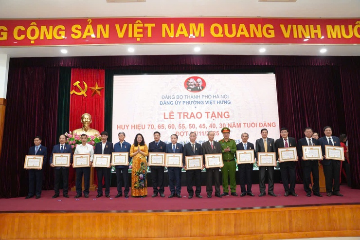 Phường Việt Hưng tổ chức lễ trao Huy hiệu Đảng đợt 7/11- Ảnh 6.