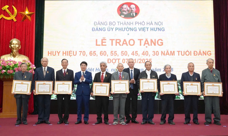 Phường Việt Hưng tổ chức lễ trao Huy hiệu Đảng đợt 7/11- Ảnh 7.