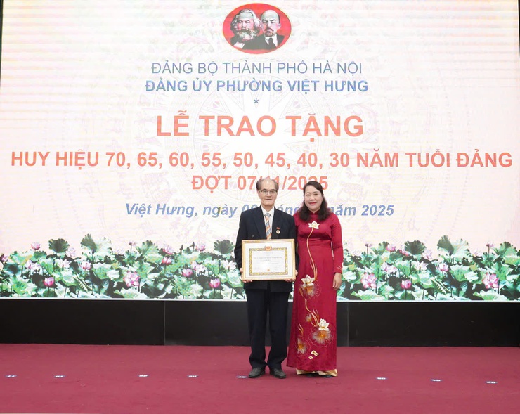 Phường Việt Hưng tổ chức lễ trao Huy hiệu Đảng đợt 7/11- Ảnh 8.