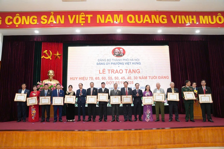 Phường Việt Hưng tổ chức lễ trao Huy hiệu Đảng đợt 7/11- Ảnh 9.