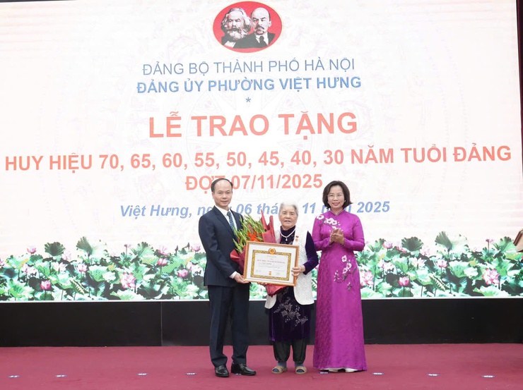Phường Việt Hưng tổ chức lễ trao Huy hiệu Đảng đợt 7/11- Ảnh 2.