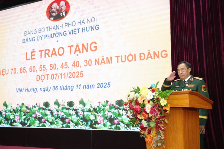 Phường Việt Hưng tổ chức lễ trao Huy hiệu Đảng đợt 7/11- Ảnh 3.