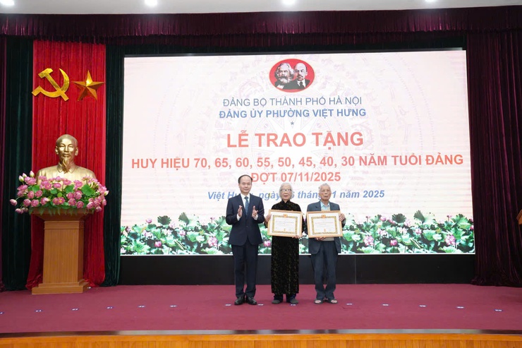 Phường Việt Hưng tổ chức lễ trao Huy hiệu Đảng đợt 7/11- Ảnh 5.