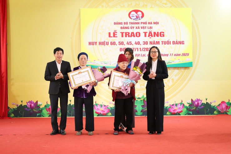 Ban Thường vụ Đảng ủy xã Vật Lại long trọng tổ chức lễ trao tặng Huy hiệu Đảng đợt 7/11- Ảnh 2.