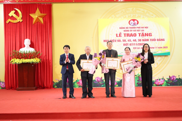 Ban Thường vụ Đảng ủy xã Vật Lại long trọng tổ chức lễ trao tặng Huy hiệu Đảng đợt 7/11- Ảnh 3.