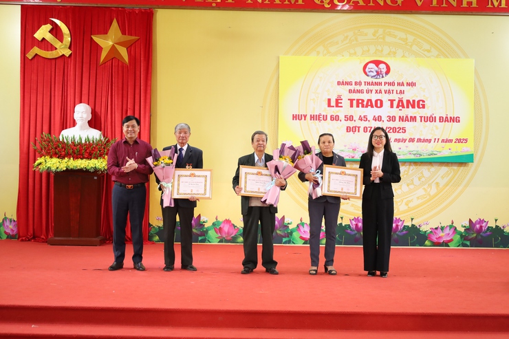 Ban Thường vụ Đảng ủy xã Vật Lại long trọng tổ chức lễ trao tặng Huy hiệu Đảng đợt 7/11- Ảnh 4.