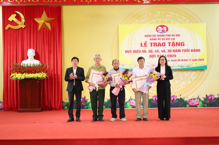 Ban Thường vụ Đảng ủy xã Vật Lại long trọng tổ chức lễ trao tặng Huy hiệu Đảng đợt 7/11- Ảnh 5.