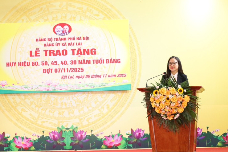 Ban Thường vụ Đảng ủy xã Vật Lại long trọng tổ chức lễ trao tặng Huy hiệu Đảng đợt 7/11- Ảnh 7.
