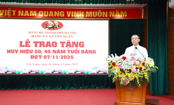 Đảng bộ xã Yên Xuân trao Huy hiệu Đảng 50, 45 năm tuổi Đảng đợt 7/11/2025- Ảnh 2.