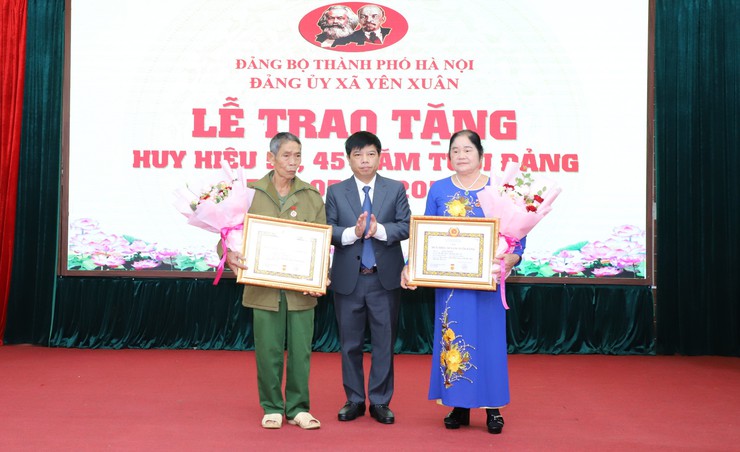 Đảng bộ xã Yên Xuân trao Huy hiệu Đảng 50, 45 năm tuổi Đảng đợt 7/11/2025- Ảnh 3.