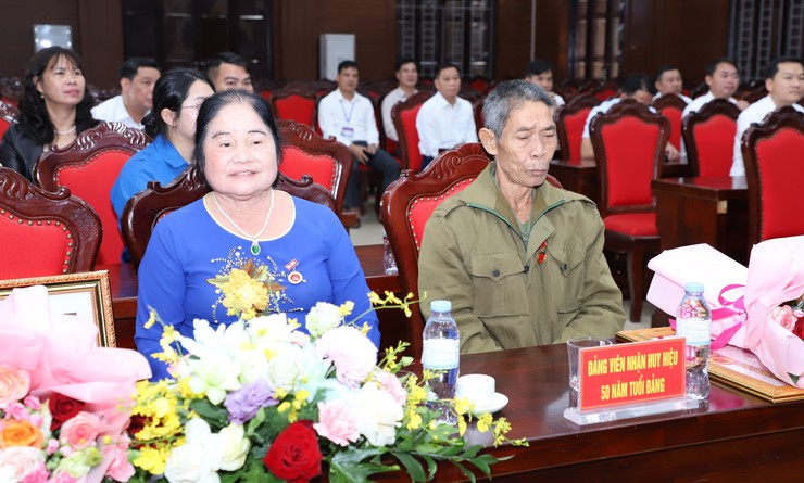 Đảng bộ xã Yên Xuân trao Huy hiệu Đảng 50, 45 năm tuổi Đảng đợt 7/11/2025- Ảnh 6.