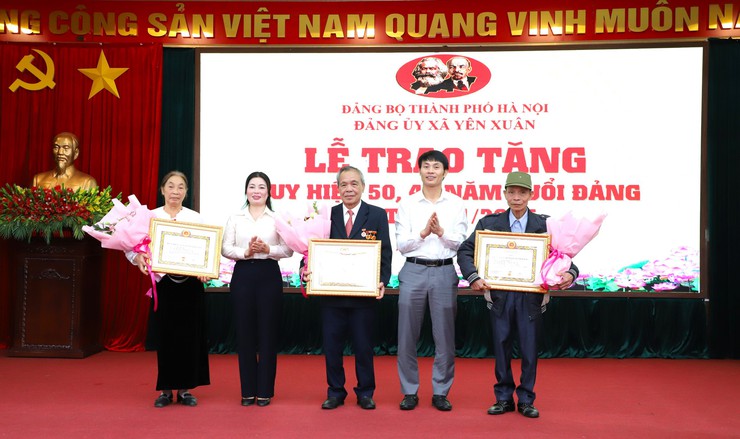 Đảng bộ xã Yên Xuân trao Huy hiệu Đảng 50, 45 năm tuổi Đảng đợt 7/11/2025- Ảnh 4.