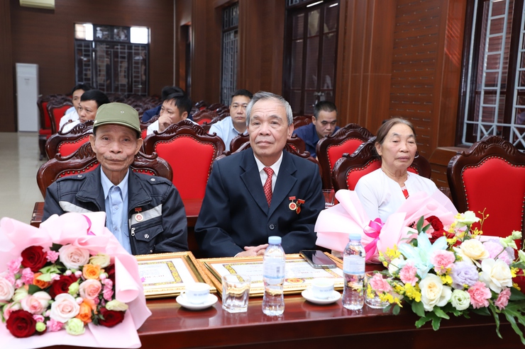 Đảng bộ xã Yên Xuân trao Huy hiệu Đảng 50, 45 năm tuổi Đảng đợt 7/11/2025- Ảnh 7.