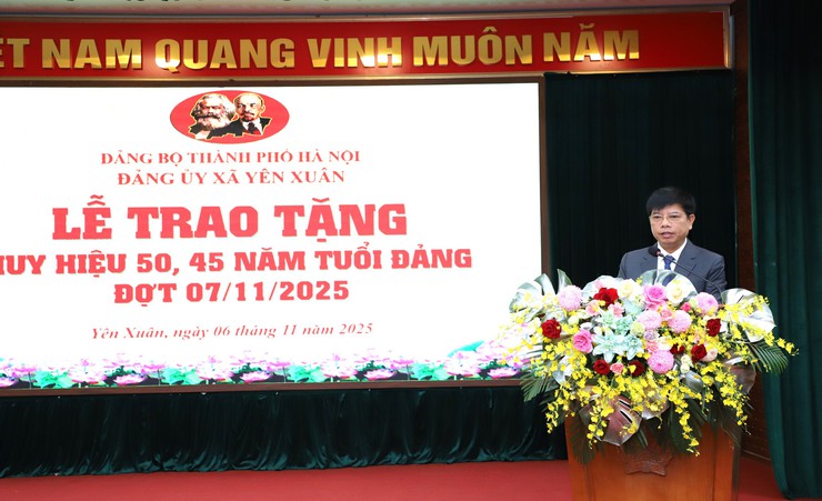 Đảng bộ xã Yên Xuân trao Huy hiệu Đảng 50, 45 năm tuổi Đảng đợt 7/11/2025- Ảnh 5.