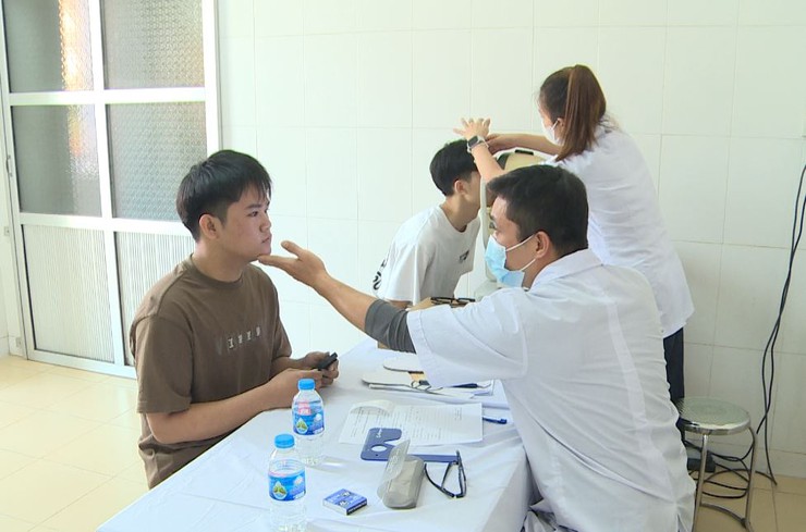 Ngày đầu khám sơ tuyển sức khoẻ nghĩa vụ quân sự cho nam công dân trong độ tuổi nhập ngũ 2026 trên địa bàn xã Phúc Lộc- Ảnh 4.