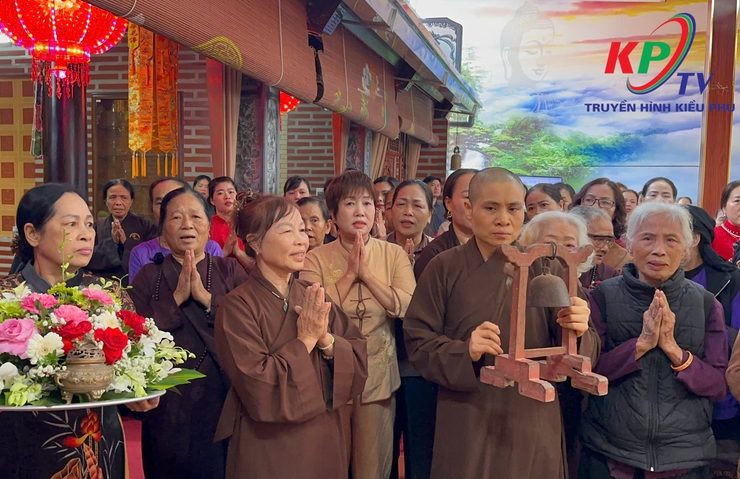 Đông đảo tăng ni, phật tử chùa Khánh Nguyên xóm đầu làng thôn Phú Mỹ tổ chức Lễ khánh thành chùa Khánh Nguyên- Ảnh 10.