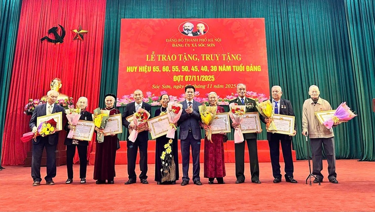 ĐẢNG ỦY XÃ SÓC SƠN LONG TRỌNG TỔ CHỨC LỄ TRAO HUY HIỆU ĐẢNG ĐỢT 7/11- Ảnh 2.