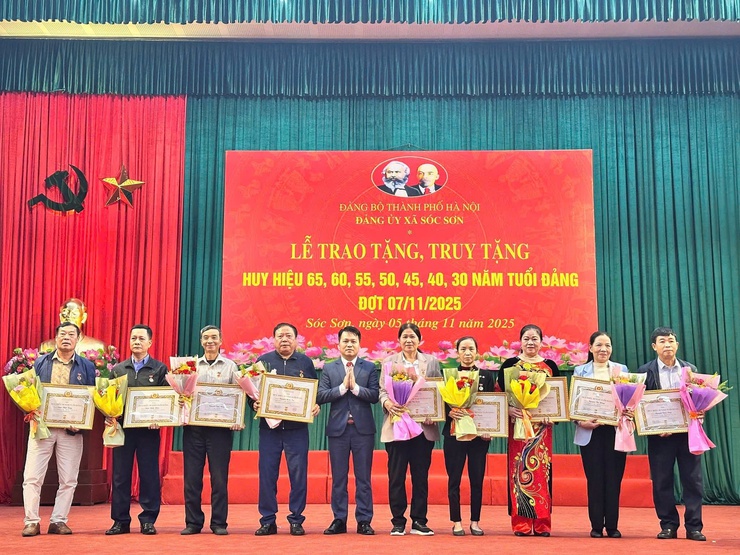 ĐẢNG ỦY XÃ SÓC SƠN LONG TRỌNG TỔ CHỨC LỄ TRAO HUY HIỆU ĐẢNG ĐỢT 7/11- Ảnh 7.