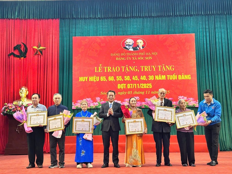 ĐẢNG ỦY XÃ SÓC SƠN LONG TRỌNG TỔ CHỨC LỄ TRAO HUY HIỆU ĐẢNG ĐỢT 7/11- Ảnh 5.