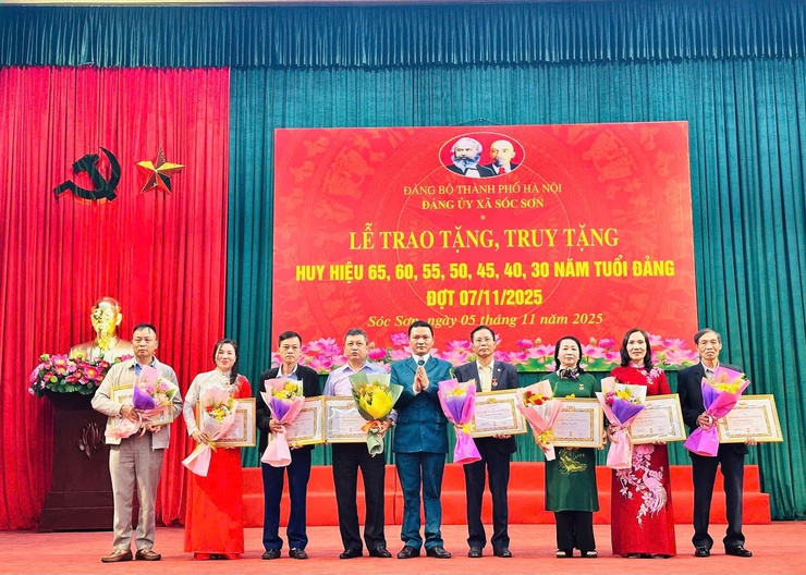 ĐẢNG ỦY XÃ SÓC SƠN LONG TRỌNG TỔ CHỨC LỄ TRAO HUY HIỆU ĐẢNG ĐỢT 7/11- Ảnh 4.