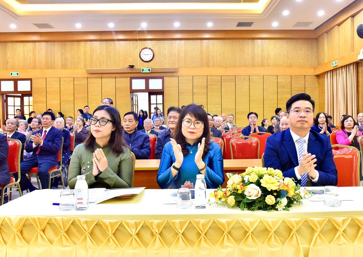 78 ĐẢNG VIÊN PHƯỜNG HOÀN KIẾM NHẬN HUY HIỆU ĐẢNG ĐỢT 7/11- Ảnh 3.