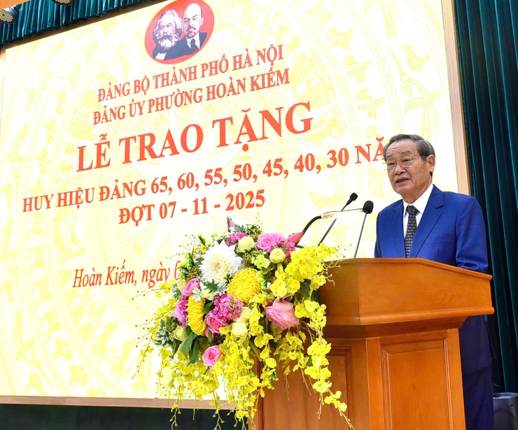 78 ĐẢNG VIÊN PHƯỜNG HOÀN KIẾM NHẬN HUY HIỆU ĐẢNG ĐỢT 7/11- Ảnh 8.