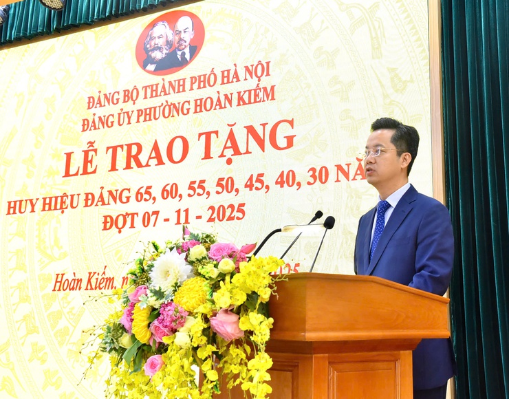 78 ĐẢNG VIÊN PHƯỜNG HOÀN KIẾM NHẬN HUY HIỆU ĐẢNG ĐỢT 7/11- Ảnh 4.