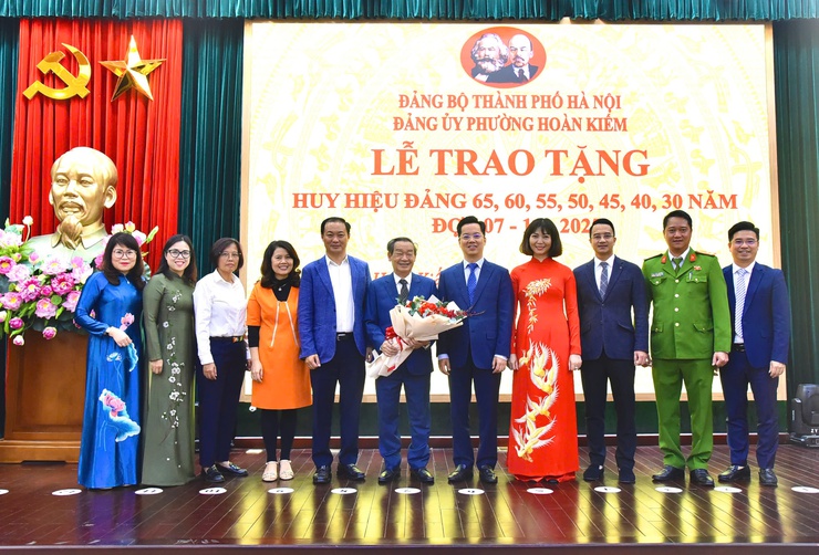 78 ĐẢNG VIÊN PHƯỜNG HOÀN KIẾM NHẬN HUY HIỆU ĐẢNG ĐỢT 7/11- Ảnh 1.