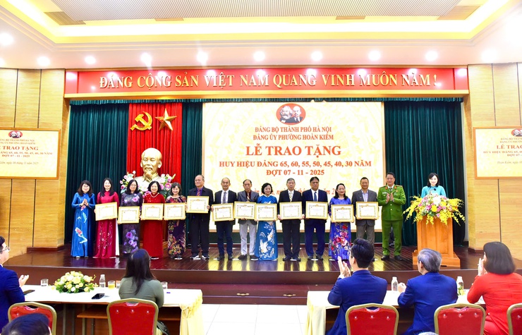 78 ĐẢNG VIÊN PHƯỜNG HOÀN KIẾM NHẬN HUY HIỆU ĐẢNG ĐỢT 7/11- Ảnh 7.