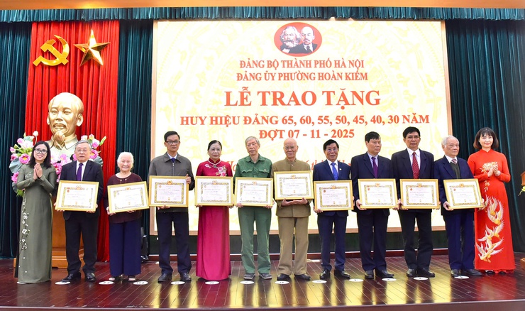 78 ĐẢNG VIÊN PHƯỜNG HOÀN KIẾM NHẬN HUY HIỆU ĐẢNG ĐỢT 7/11- Ảnh 6.