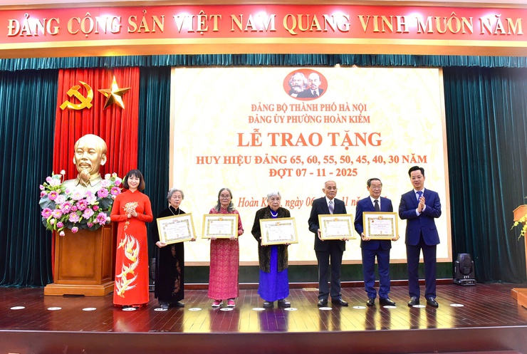 78 ĐẢNG VIÊN PHƯỜNG HOÀN KIẾM NHẬN HUY HIỆU ĐẢNG ĐỢT 7/11- Ảnh 5.