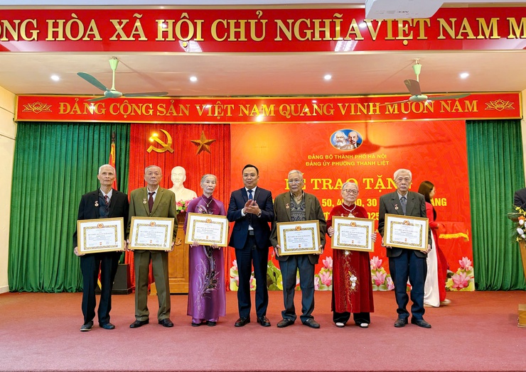 47 Đảng viên phường Thanh Liệt vinh dự nhận Huy hiệu Đảng đợt 7/11/2025- Ảnh 2.