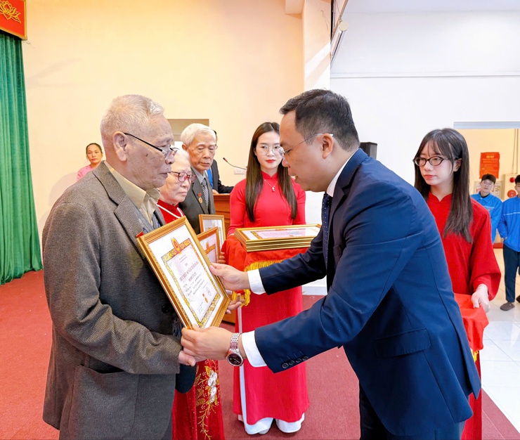 47 Đảng viên phường Thanh Liệt vinh dự nhận Huy hiệu Đảng đợt 7/11/2025- Ảnh 1.