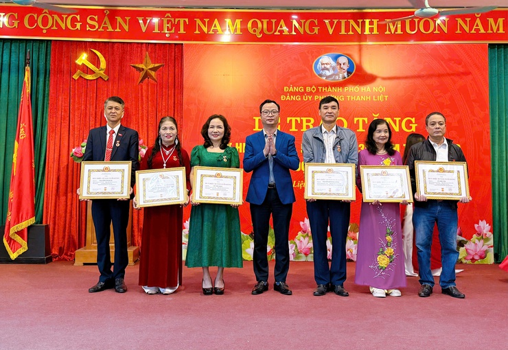 47 Đảng viên phường Thanh Liệt vinh dự nhận Huy hiệu Đảng đợt 7/11/2025- Ảnh 11.