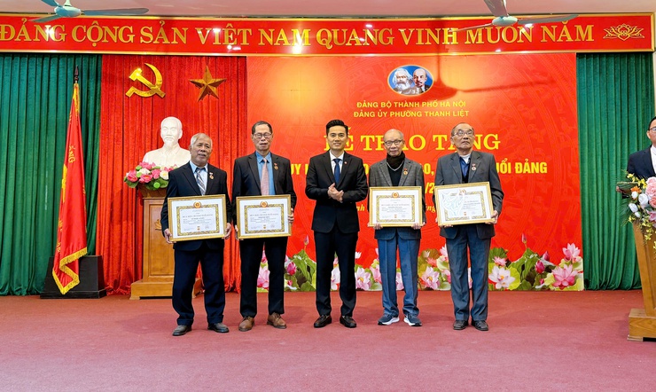 47 Đảng viên phường Thanh Liệt vinh dự nhận Huy hiệu Đảng đợt 7/11/2025- Ảnh 4.