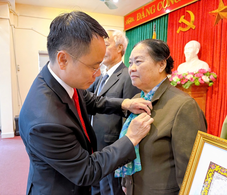 47 Đảng viên phường Thanh Liệt vinh dự nhận Huy hiệu Đảng đợt 7/11/2025- Ảnh 7.