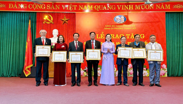 47 Đảng viên phường Thanh Liệt vinh dự nhận Huy hiệu Đảng đợt 7/11/2025- Ảnh 10.