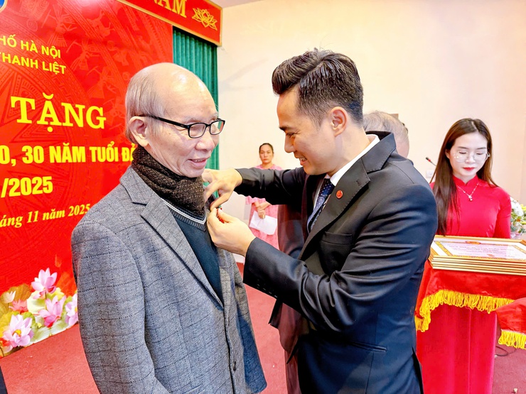 47 Đảng viên phường Thanh Liệt vinh dự nhận Huy hiệu Đảng đợt 7/11/2025- Ảnh 3.