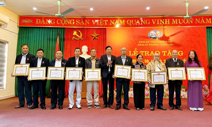 47 Đảng viên phường Thanh Liệt vinh dự nhận Huy hiệu Đảng đợt 7/11/2025- Ảnh 9.